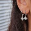 Oorbellen-Starry-Sky-zilver-zilveren-hippe-dames-oorbel-earrings-ster-bedels-online-sieraden-accessoires-kopen-bestellen model