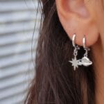 Oorbellen-Starry-Sky-zilver-zilveren-hippe-dames-oorbel-earrings-ster-bedels-online-sieraden-accessoires-kopen-bestellen model