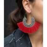 Oorbellen-Tassel-Mania-zilveren-oorhangers-met-rood-rode-fringe-touw-aztec-mode-accessoires-dames-vrouwen-musthaves model