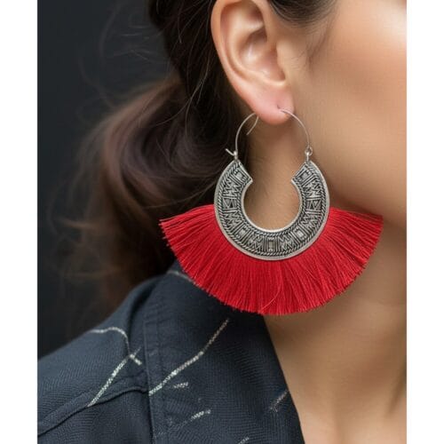 Oorbellen-Tassel-Mania-zilveren-oorhangers-met-rood-rode-fringe-touw-aztec-mode-accessoires-dames-vrouwen-musthaves model