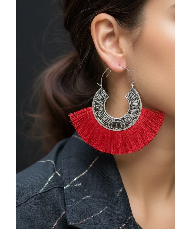 Oorbellen-Tassel-Mania-zilveren-oorhangers-met-rood-rode-fringe-touw-aztec-mode-accessoires-dames-vrouwen-musthaves model