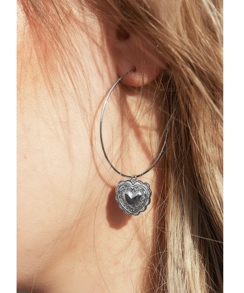 Oorbellen-True-Love-zilver-zilveren-oorhangers-hart-bedel-rvs-sieraden-kopen model