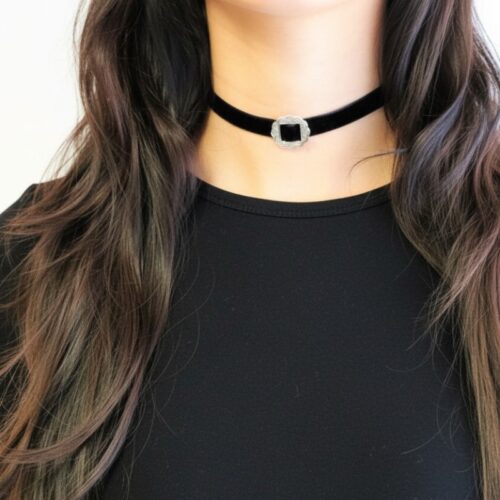 choker-barok-chokers-zwarte-zwart-kettingen-zilveren-gesp-korte-ketting-accessoires-dames model