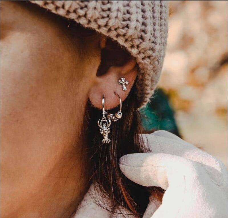 oorbellen-schorpioen -zilver-goud-gouden-sieraden-dames-oorbellen-online-kopen-en-bestellen model