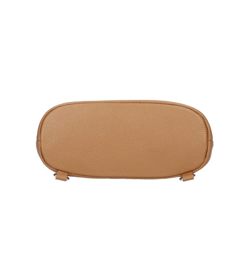 Leren Rugtas Azelia cognac dames rugtassen ritsen handtas luxe ruime rugtas kopen bestellen kantoor school onderkant