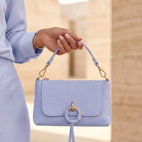 Leren Handtas Rada lichtblauw blauwe babyblauw leren handtas gouden circel detail met langhengsel pouchette dames tassen leder leer kopen bestellen model