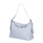 Leren Schoudertas Agata lichtblauw babyblauw ijsblauw iceblue trendy leer schoudertassen extra lang hengsel zilveren draaiknop chique tassen kopen bestellen
