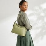 Leren Schoudertas Agata matchagroen matcha groen trendy leer schoudertassen extra lang hengsel zilveren draaiknop chique tassen kopen bestellen model