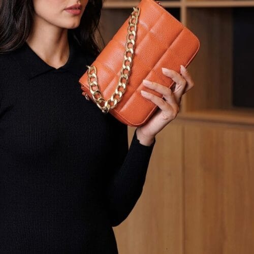 Leren Schoudertas Mimi chain donkeroranje oranje papaja leren schoudertas gouden schakelketting hengsel chique trendy dames tassen kopen quilted model