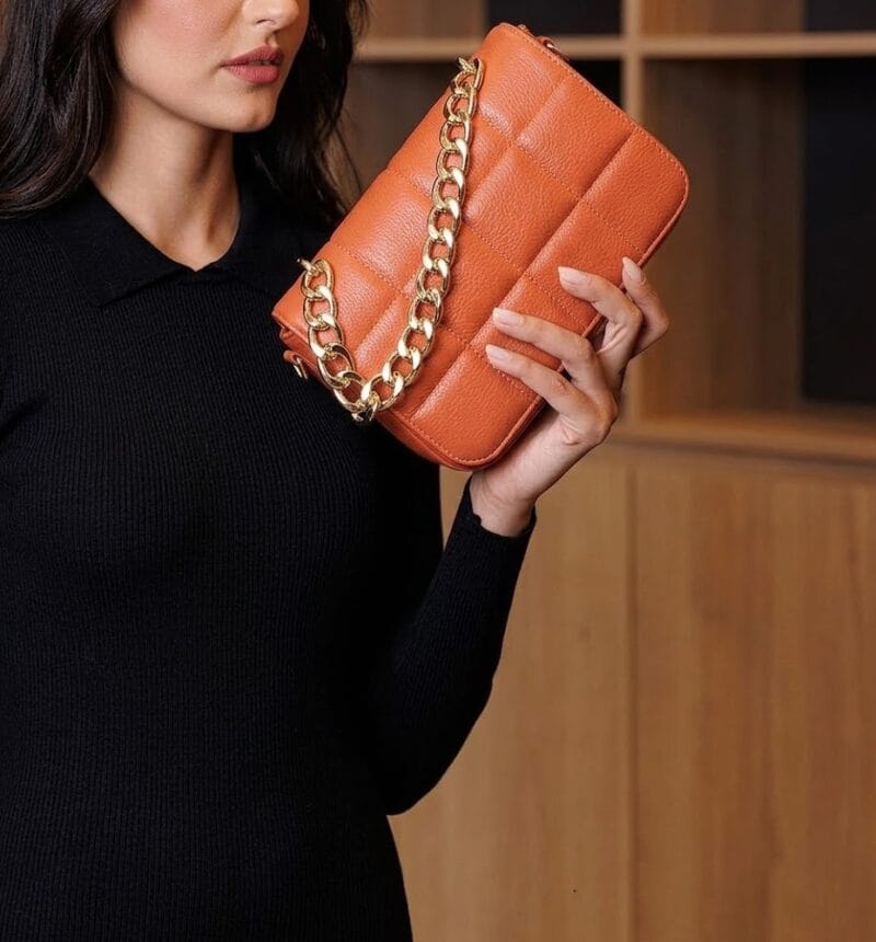 Leren Schoudertas Mimi chain donkeroranje oranje papaja leren schoudertas gouden schakelketting hengsel chique trendy dames tassen kopen quilted model