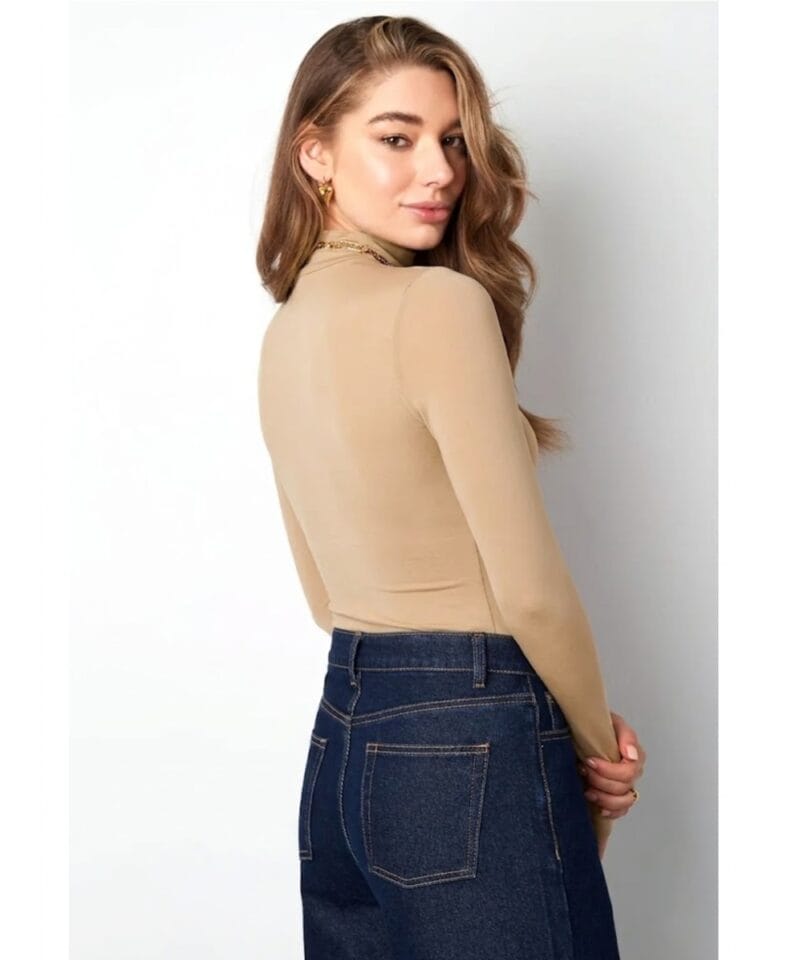 Beige Coltrui Ribbels beige lange mouwen dames tops truitje hoge col stretch dames kleding kopen bestellen yehwang model achterkant