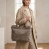 Suede Handtas Croco kroko Tote taupe trendy dames tassen krokoprint suede extra lang hengsel kopen bestellen leer model