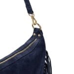Suede Schoudertas Fringe donkerblauw blauwe navy suede leren schoudertas franjes trendy halve maan tassen goud beslag dames kopen bestellen details