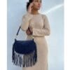 Suede Schoudertas Fringe donkerblauw blauwe navy suede leren schoudertas franjes trendy halve maan tassen goud beslag dames kopen bestellen model1