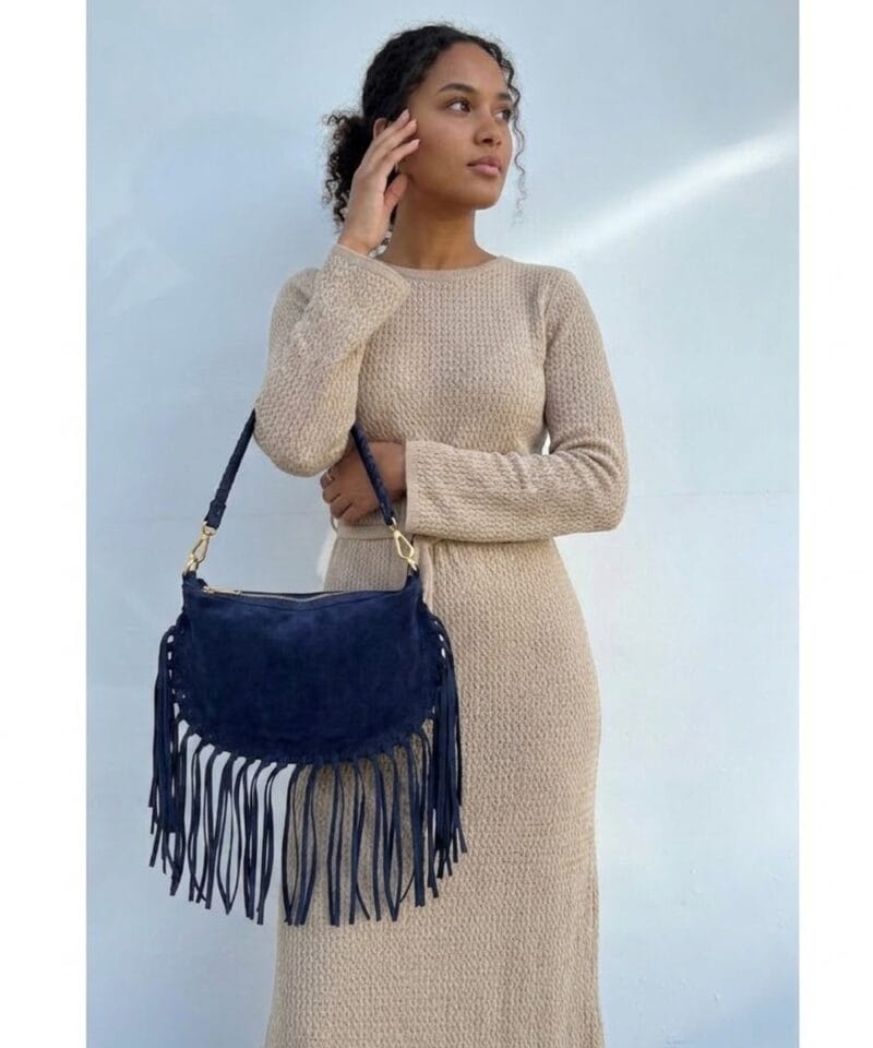 Suede Schoudertas Fringe donkerblauw blauwe navy suede leren schoudertas franjes trendy halve maan tassen goud beslag dames kopen bestellen model1
