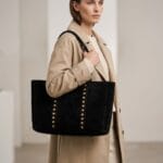 Zwarte Suede shopper handtas Zwart koperkleurige studs ruime suede leren handtassen kopen bestellen model