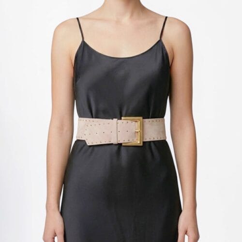 Beige-Suedine-Riem-Studs-brede-dames-riemen-gouden-studs-trendy-belts-kopen-bestellen model