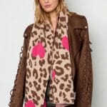 Camel Leopard Sjaal Roze Hartjes camel dierenprint hartjes print wintersjaals dames yehwang kopen bestellen model