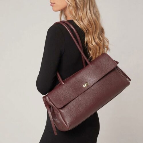 Leren Schoudertas Astrid bordeaux leer gouden draaislot voorvak met flap trendy chique damestassen kopen model