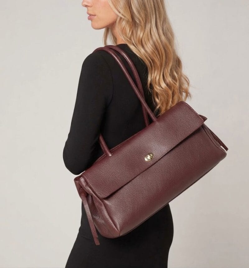 Leren Schoudertas Astrid bordeaux leer gouden draaislot voorvak met flap trendy chique damestassen kopen model