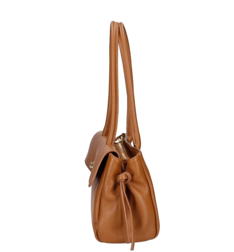 Leren Schoudertas Astrid cognac leer gouden draaislot voorvak met flap trendy chique damestassen kopen zijkant