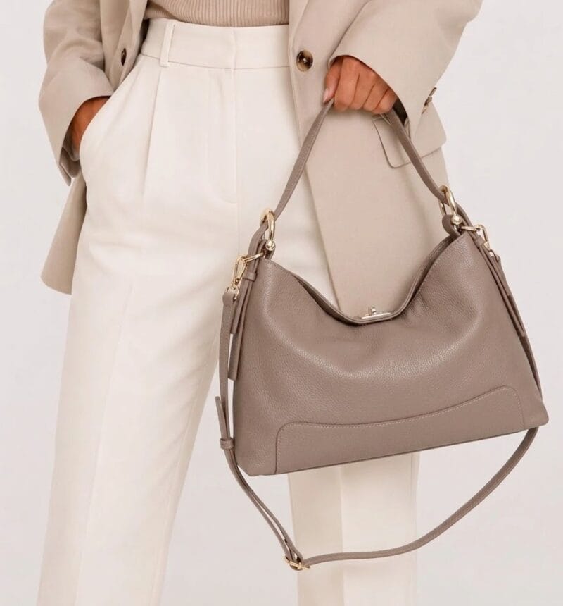 Leren Schoudertas Debbi donkertaupe leer schoudertassen flap gouden draaislot trendy suede dames tassen kopen bestellen model