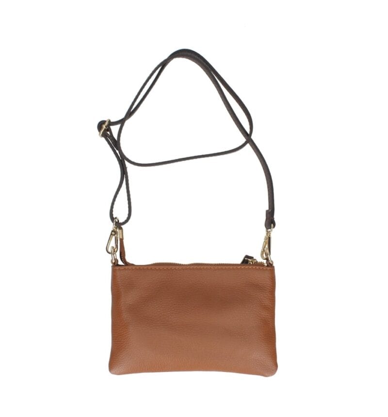 Leren Schoudertas Melanie clutch cognac bruine flap schoudertassen gouden draaislot extra lang hengsel kopen bestellen achterkant