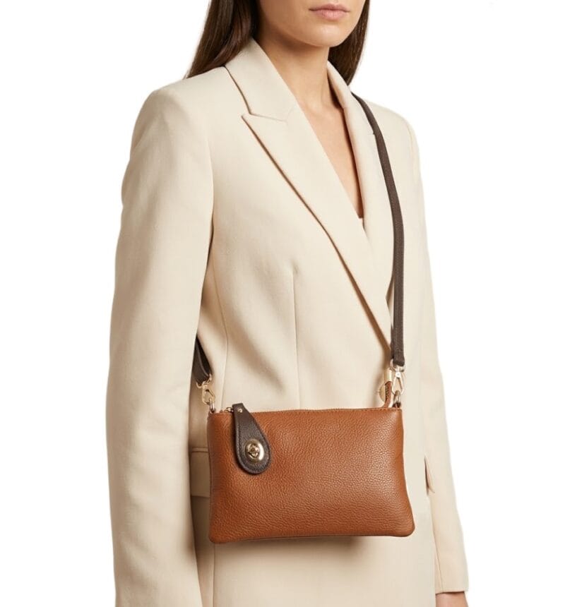 Leren Schoudertas Melanie clutch cognac bruine flap schoudertassen gouden draaislot extra lang hengsel kopen bestellen model
