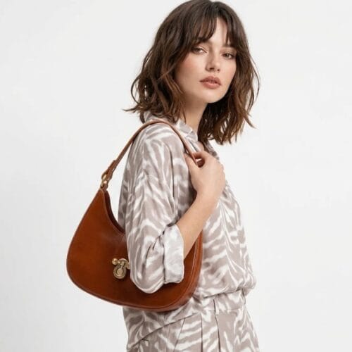 Leren Schoudertas Robine cognac details stevige chique schoudertassen leer dames zilver kopen bestellen unieke sluiting model