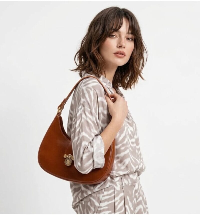 Leren Schoudertas Robine cognac details stevige chique schoudertassen leer dames zilver kopen bestellen unieke sluiting model