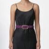 Paarse-Gevlochten-Suedine-riem-paars-dames-riemen-goud-beslag-trendy-fashion-riem-kopen-bestellen model