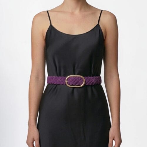 Paarse-Gevlochten-Suedine-riem-paars-dames-riemen-goud-beslag-trendy-fashion-riem-kopen-bestellen model