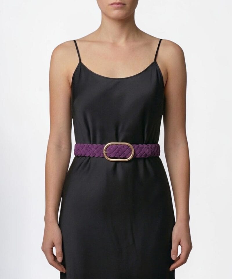 Paarse-Gevlochten-Suedine-riem-paars-dames-riemen-goud-beslag-trendy-fashion-riem-kopen-bestellen model