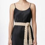 Riem-Boho-Love-beige-beige-handgemaakte-katoenen-riemen-zigzag-print-trendy-knoopriemen-kopen-giuliano-bestellen model