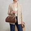 Suede Handtas Isadora bruin bruine leren details schoudertassen generfd leer drukknoopsluiting knipsluiting tassen kopen bestellen uniek model