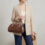 Suede Handtas Isadora bruin bruine leren details schoudertassen generfd leer drukknoopsluiting knipsluiting tassen kopen bestellen uniek model