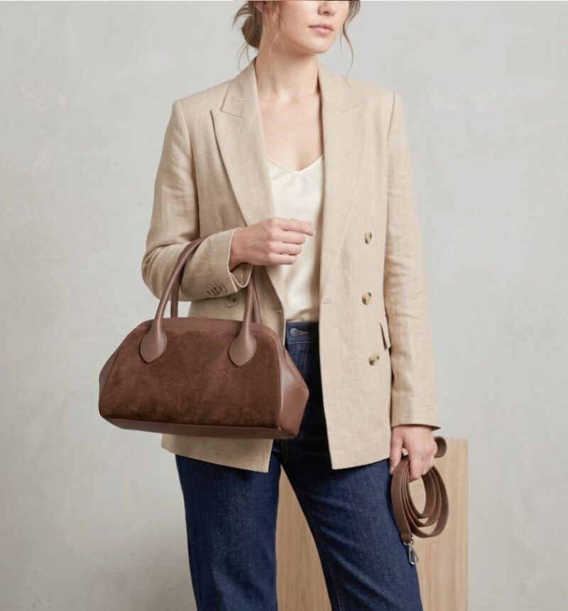 Suede Handtas Isadora bruin bruine leren details schoudertassen generfd leer drukknoopsluiting knipsluiting tassen kopen bestellen uniek model