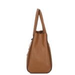 Leren Suede Handtas Manola cognac ruime suede tas met leren details zilver beslag uniek slot chique damestassen kopen zijkant