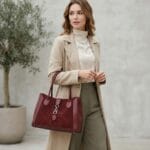 Leren Suede Handtas Manola donkerrood donkerrode ruime suede tas met leren details zilver beslag uniek slot chique damestassen kopen model 1