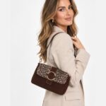 Suede Schoudertas Gabriella Leopard donkerbruin donkerbruine suede leer schoudertassen leopard flap gouden ring details kopen bestellen model