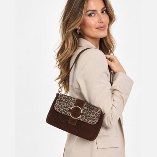 Suede Schoudertas Gabriella Leopard donkerbruin donkerbruine suede leer schoudertassen leopard flap gouden ring details kopen bestellen model