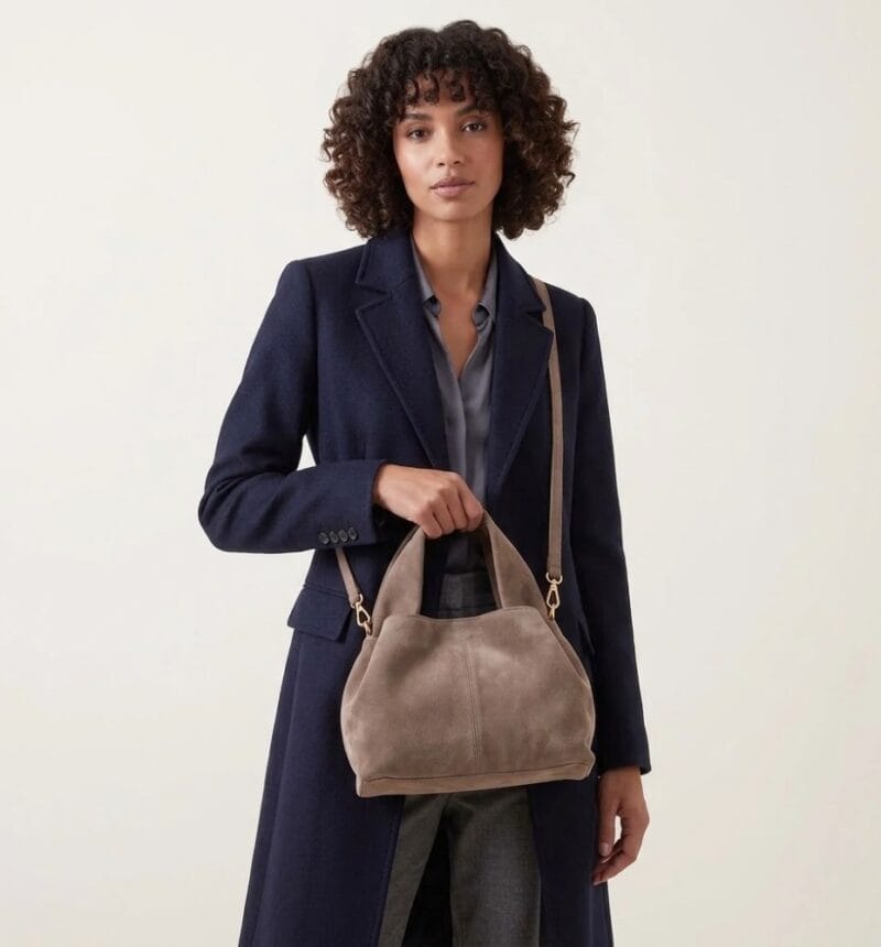 Suede Schoudertas Laila donkertaupe taupe dames schoudertassen leer suede trendy kopen bestellen model 2
