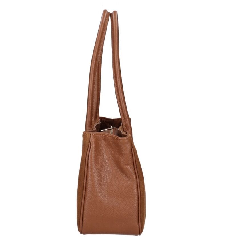 Suede handtas Sara cognac suede dames tas leren hengsels en zijkanten ruim trendy fashionbags italiaans suede kopen zijkant