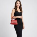Leren Handtas Mara rood rode kleine leren handtas met flap extra lang hengsel italiaans leren dames tassen kopen bestellen model
