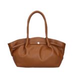 Leren Schoudertas Isolde donkercognac cognac leer ruime handtassen goud beslag trendy chique damestassen kopen bestellen