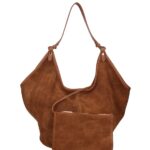 Suede Schoudertas Hallie cognac ruime suede leer handtas leren hengsel extra etui chique damestassen italiaans kopen detail