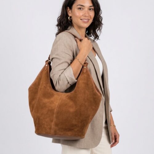 Suede Schoudertas Hallie cognac ruime suede leer handtas leren hengsel extra etui chique damestassen italiaans kopen model 2