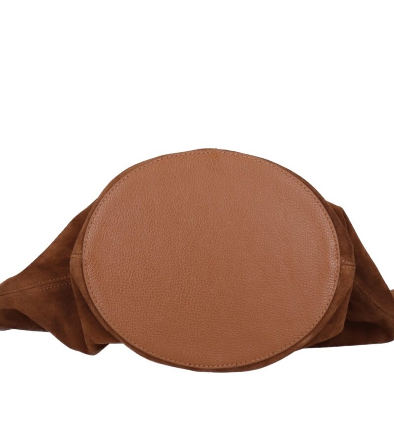 Suede Schoudertas Hallie cognac ruime suede leer handtas leren hengsel extra etui chique damestassen italiaans kopen onderkant