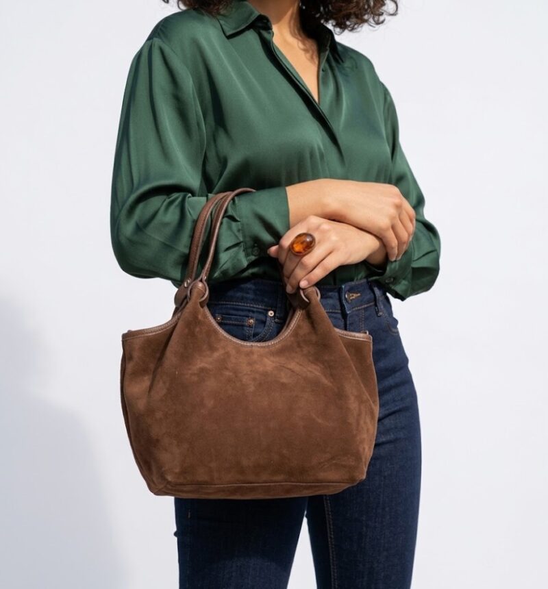 Suede Schoudertas Rosalia bruin bruine suede tas met leren hengsel ruim stevig trendy italiaans leer kopen bestellen model